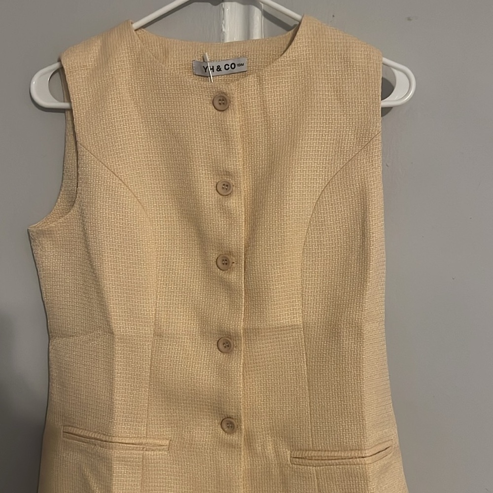 NWT Sleeveless vest - Picture 2 of 3